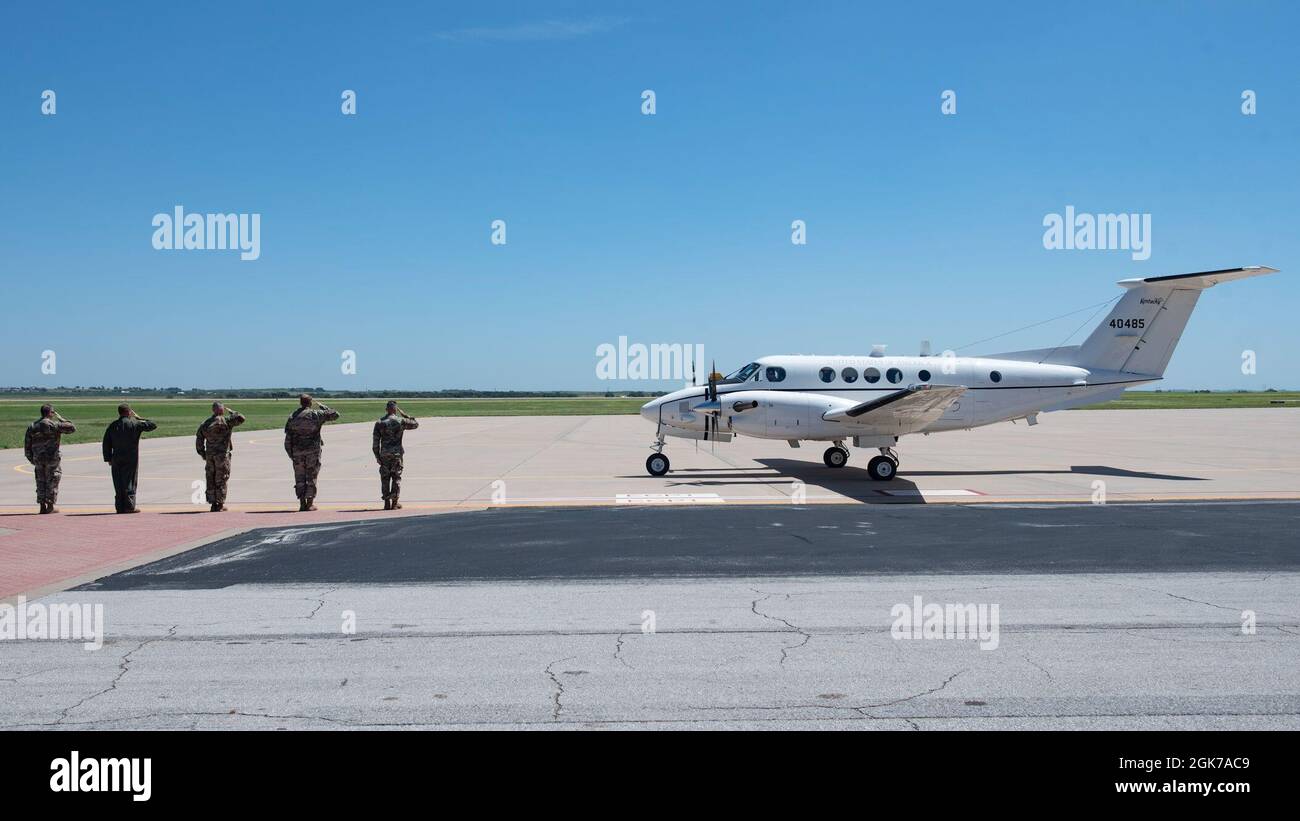 Leadership dalla 82nd Ala di addestramento e 80th Flying Ala di addestramento rendono un saluto come il velivolo che trasporta il 2nd comandante dell'aeronautica Major. Gen. Michele C. Edmondson taxi alla base dell'aeronautica di Sheppard, Texas, 23 agosto 2021. Edmondson sta facendo la sua prima visita all'impianto di addestramento più diversificato dell'Air Force e alla più grande ala di addestramento tecnico. Foto Stock