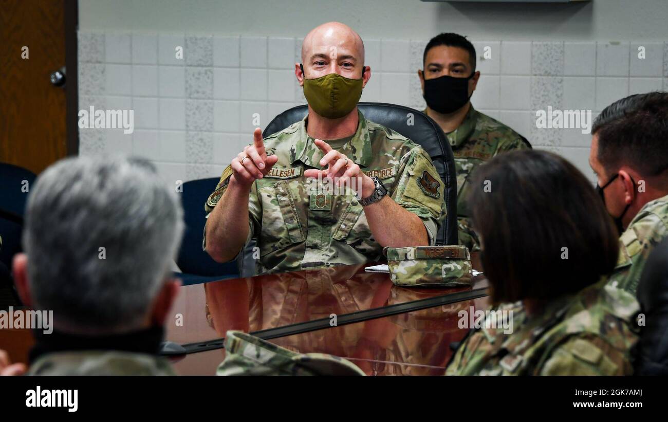 Direttore generale Sgt. Denzil Hellesen, Field manager 3D0XX, parla con altri leader del settore durante un incontro alla base dell'aeronautica militare Sheppard, Texas, 23 agosto 2021. Career Field manager dai principali comandi, le riserve e la Guardia si sono incontrati a Sheppard Agosto 23-27 per discutere una trasformazione dell'occupazione per servire meglio e supportare le capacità cibernetiche dell'Air Force. Foto Stock