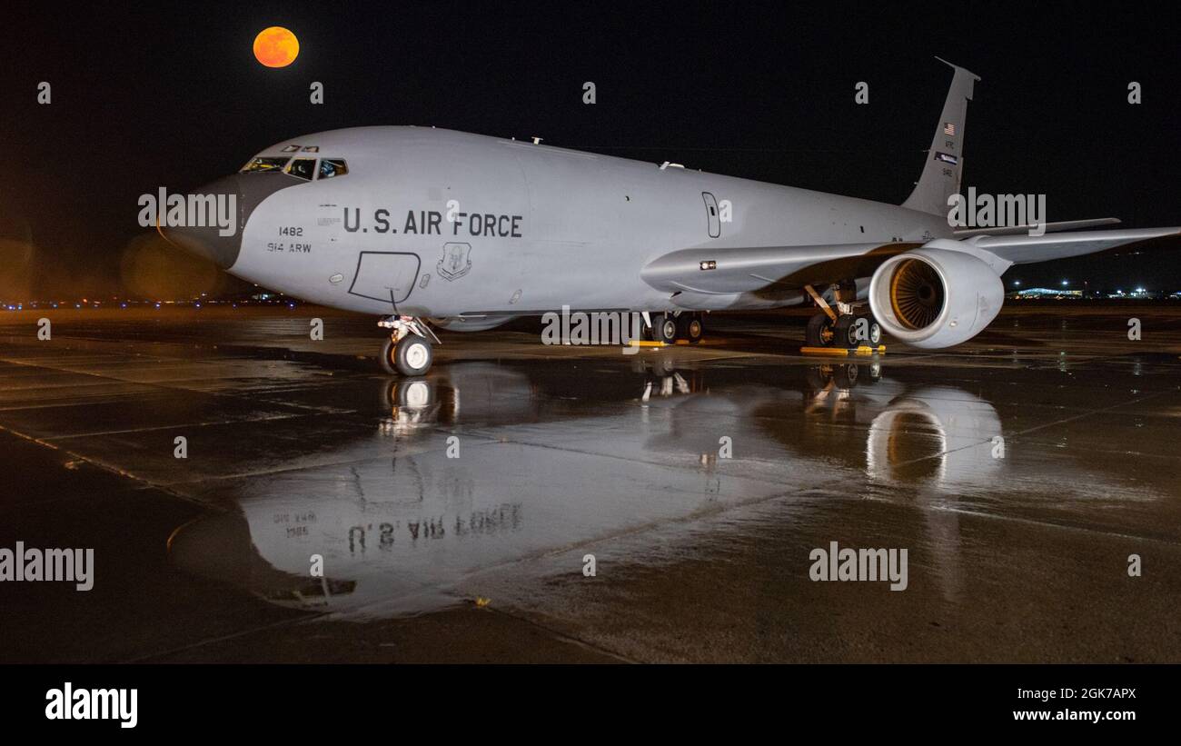 Una 914th Air Refeling Wing KC-135R Stratotanker sotto una luna piena alla stazione di riserva aerea di Niagara Falls, New York il 23 agosto 2021. Foto Stock