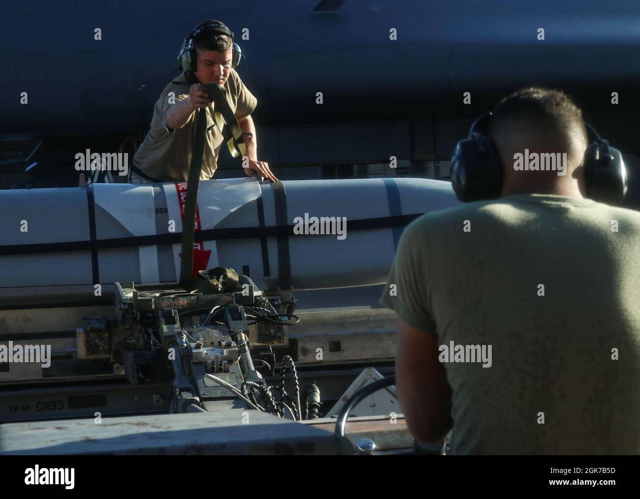 Personale Sgt. Austen Fields, 7° capo della squadra di carico per la manutenzione degli aerei Squadron Weapons, assicura un JASSM inerte su un jammer durante un carico di bomba Global Strike Challenge alla base dell'aeronautica di Dyess, Texas, 24 agosto 2021. La sfida dello sciopero globale consente ad Airmen di testare la loro competenza, sviluppando al contempo forze pronte da combattimento per la letalità nucleare e le operazioni di sciopero globale. Foto Stock