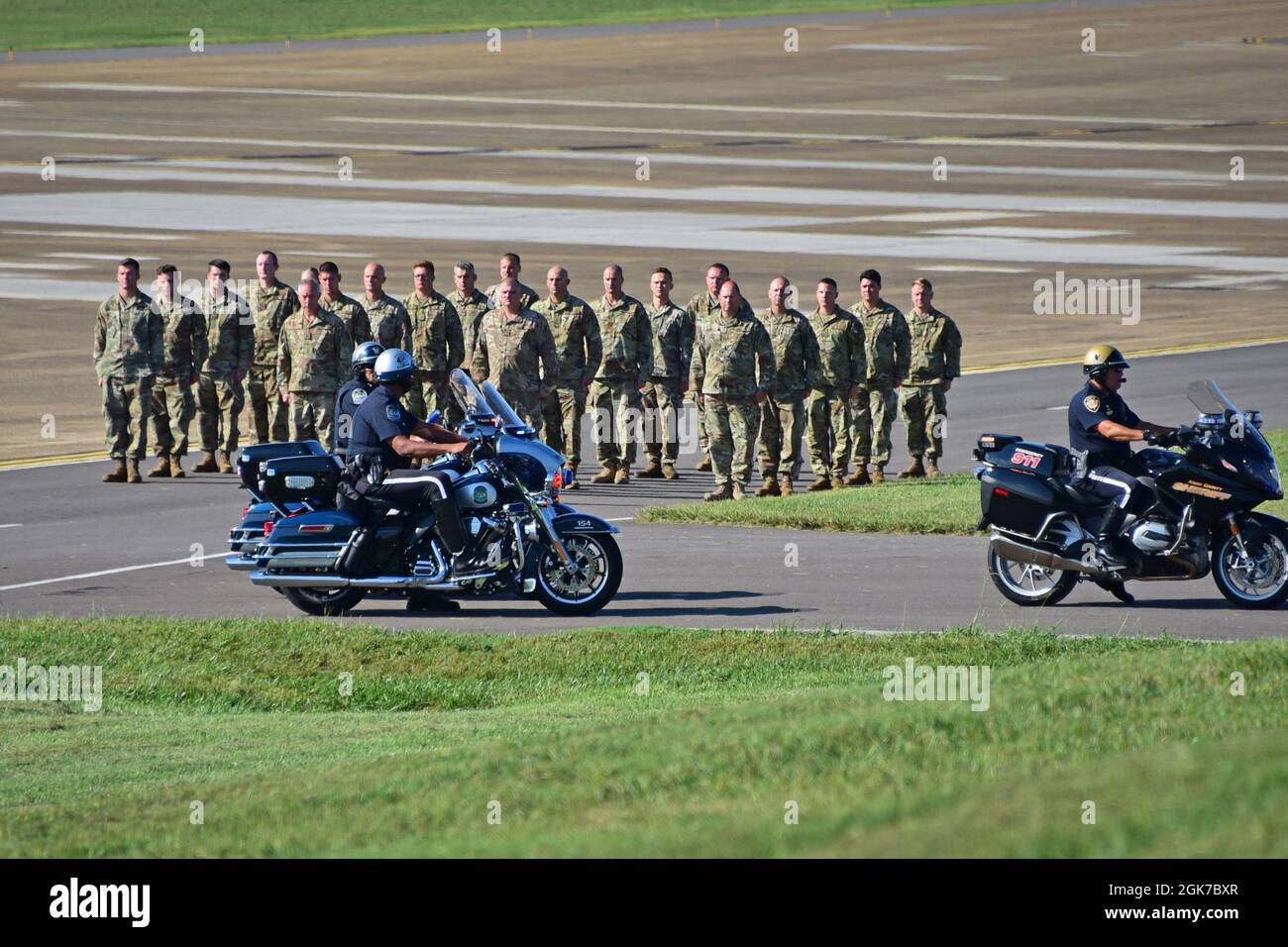 I membri militari e le forze dell'ordine locali pagano più rispetto come i resti del personale dell'Esercito Sgt. Ryan Knauss sono ritornati alla McGhee Tyson base ANG, Tennessee. Personale Sgt. Knauss è stato uno dei 13 membri militari che hanno perso la vita in un attentato suicida all'aeroporto di Kabul in Afghanistan durante una missione umanitaria il 26 agosto. Foto Stock