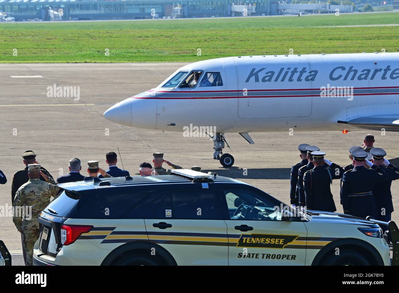 I membri militari e le forze dell'ordine locali pagano il loro rispetto come i resti del personale dell'esercito Sgt. Ryan Knauss sono ritornati alla McGhee Tyson base ANG, Tennessee. Personale Sgt. Knauss è stato uno dei 13 membri militari che hanno perso la vita in un attentato suicida all'aeroporto di Kabul in Afghanistan durante una missione umanitaria il 26 agosto. Foto Stock