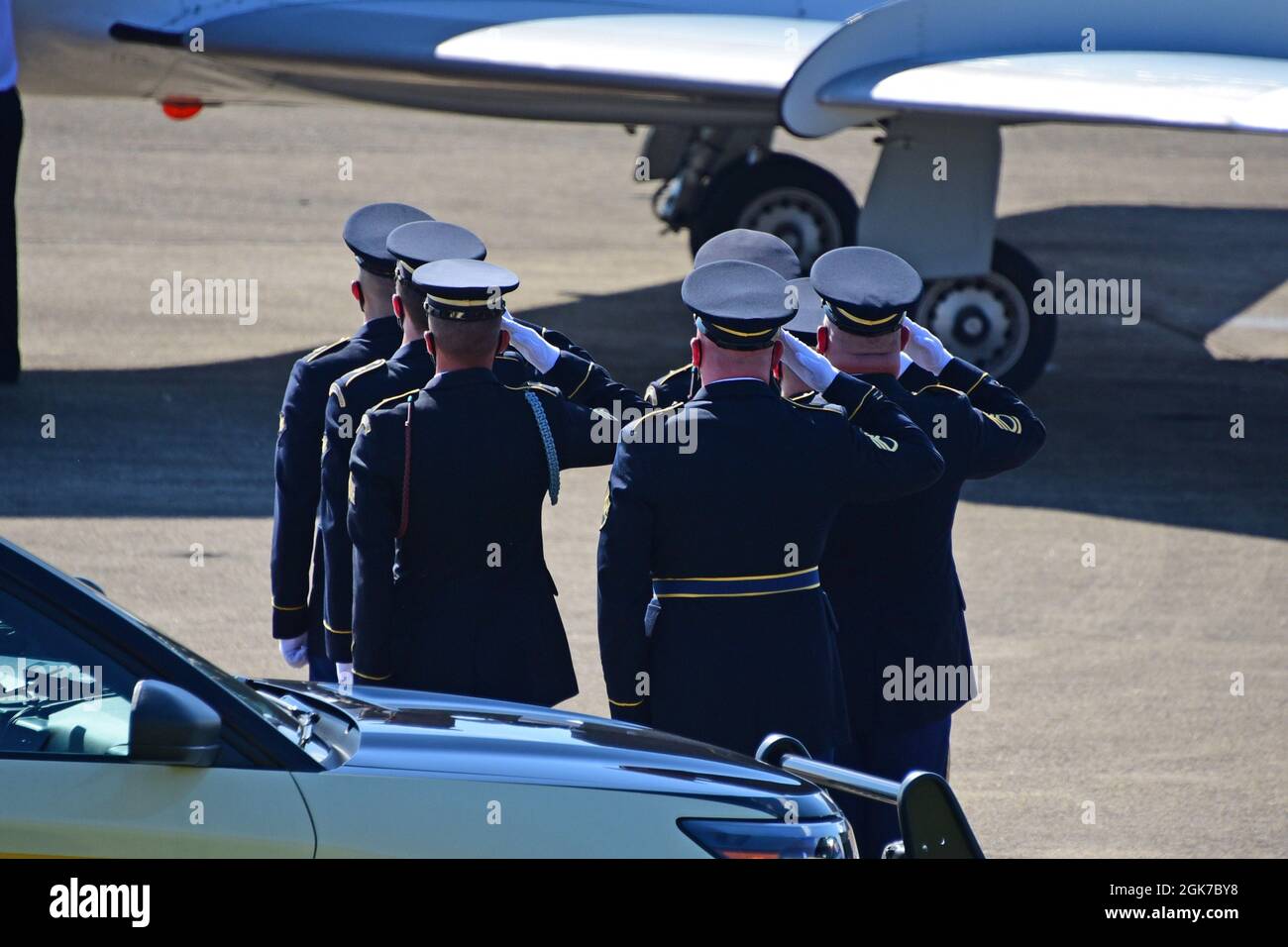 I membri militari e le forze dell'ordine locali pagano più rispetto come i resti del personale dell'Esercito Sgt. Ryan Knauss sono ritornati alla McGhee Tyson base ANG, Tennessee. Personale Sgt. Knauss è stato uno dei 13 membri militari che hanno perso la vita in un attentato suicida all'aeroporto di Kabul in Afghanistan durante una missione umanitaria il 26 agosto. Foto Stock