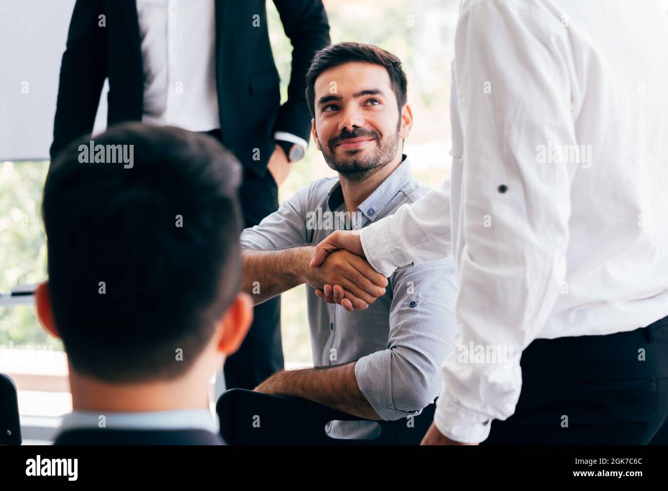 Close-up di due imprenditori stringono le mani insieme in piscina ufficio ambiente - il messaggio di saluto aziendale, il successo del lavoro di squadra concetto Foto Stock
