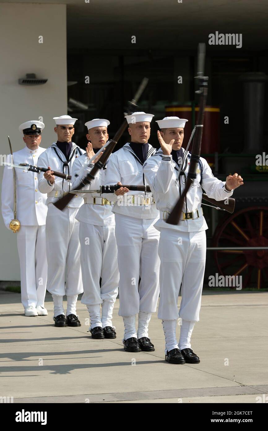 BOISE, ID - la guardia cerimoniale della Marina degli Stati Uniti si esibisce durante un evento di riconoscimento della famiglia Gold Star al Jack's Urban Meeting Place durante la Boise Navy Week il 24 agosto 2021 (foto della Marina di Dan Rachal/NTAG Public Affairs). Foto Stock