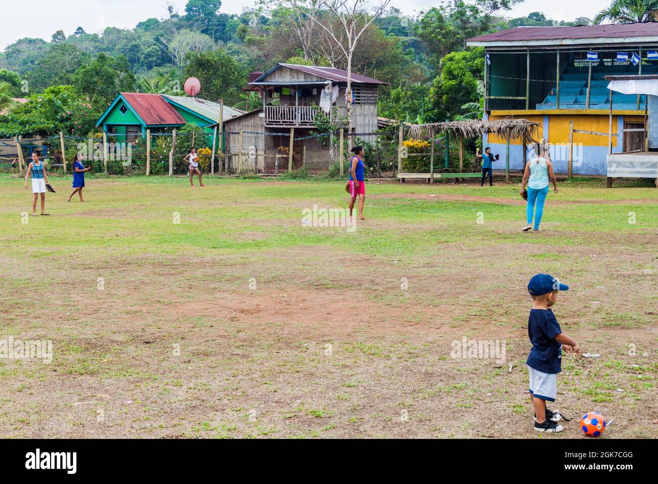 EL CASTILLO, NICARAGUA - 6 MAGGIO 2016: Le ragazze locali giocano a baseball nel villaggio di El Castillo al fiume San Juan, Nicaragua Foto Stock