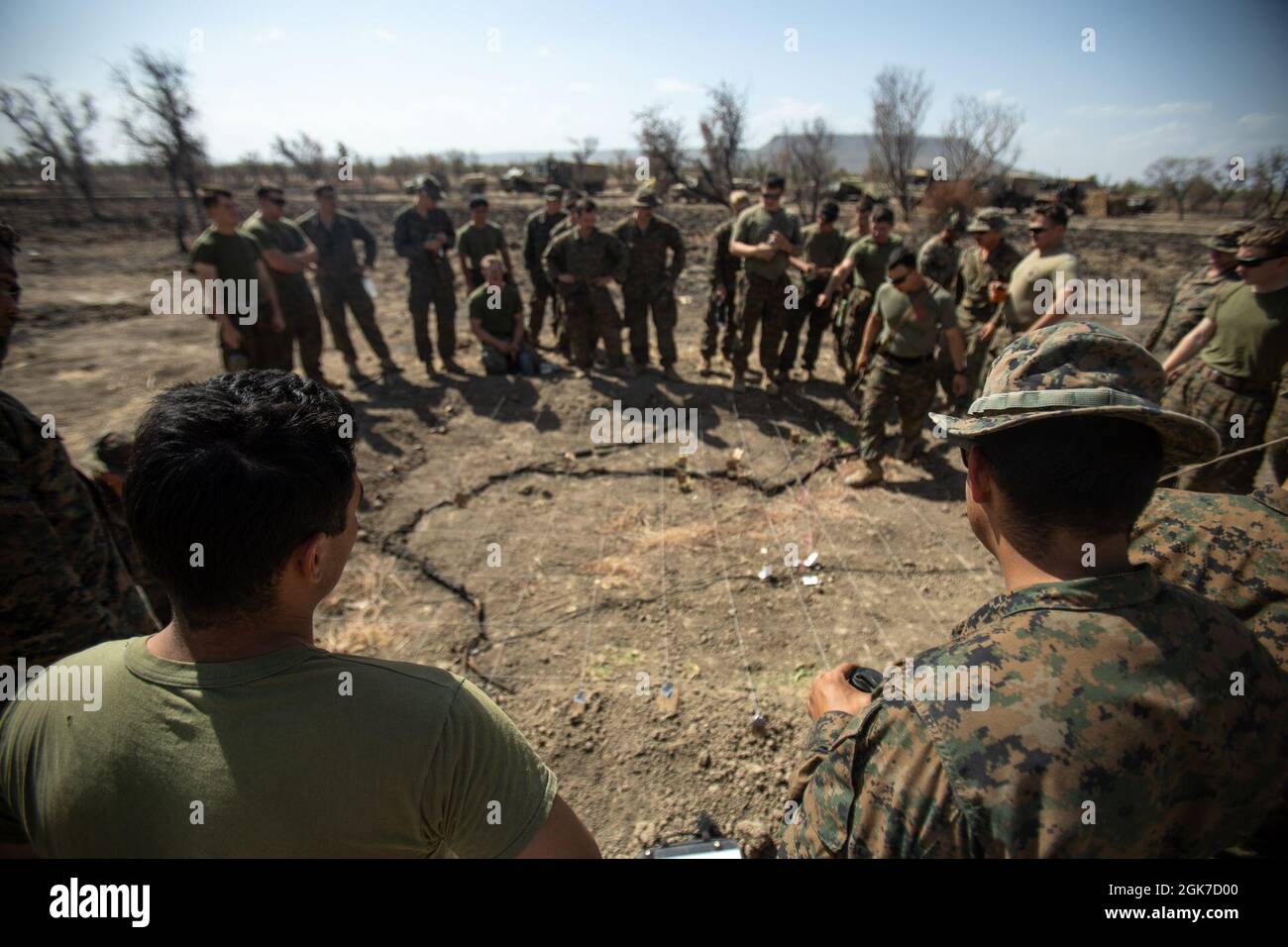 Combinarono il plotone rosso della squadra anti-armor e la seconda difesa aerea a bassa altitudine con la forza rotazionale marina – Darwin, breve una prova di concetto durante l'esercizio Koolendong, Bradshaw Field Training Area, NT, Australia, 24 agosto 2021. Il platino rosso CAAT e il LAAD 2D hanno tenuto un ROC per preparare tutti i loro marines sulle tattiche che sono implementate durante una prova. Exercise Koolendong convalida la MRF-D e la capacità della forza di difesa australiana di condurre operazioni di comando e controllo di tipo espediente, dimostrando l’impegno comune di essere pronti a rispondere a una crisi o a un’emergenza nel regno Indo-Pacific Foto Stock