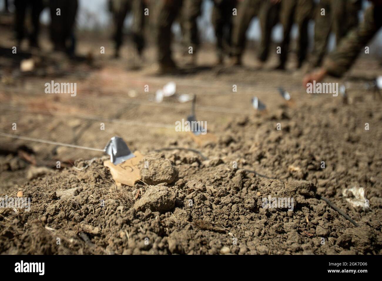 Combinarono il plotone rosso della squadra anti-armor e la seconda difesa aerea a bassa altitudine con forza rotazionale marina – Darwin, aggiustano un modello terreno durante una prova di concetto durante l'esercizio Koolendong, Bradshaw Field Training Area, NT, Australia, 24 agosto 2021. Il platone rosso CAAT e il LAAD 2D hanno costruito un modello di terreno dell'area che copriranno durante una prova. Exercise Koolendong convalida la MRF-D e la capacità della forza di difesa australiana di condurre operazioni di comando e controllo rapido, dimostrando l’impegno comune di essere pronti a rispondere a una crisi o a un’emergenza nell’Indo-Pacifico Foto Stock