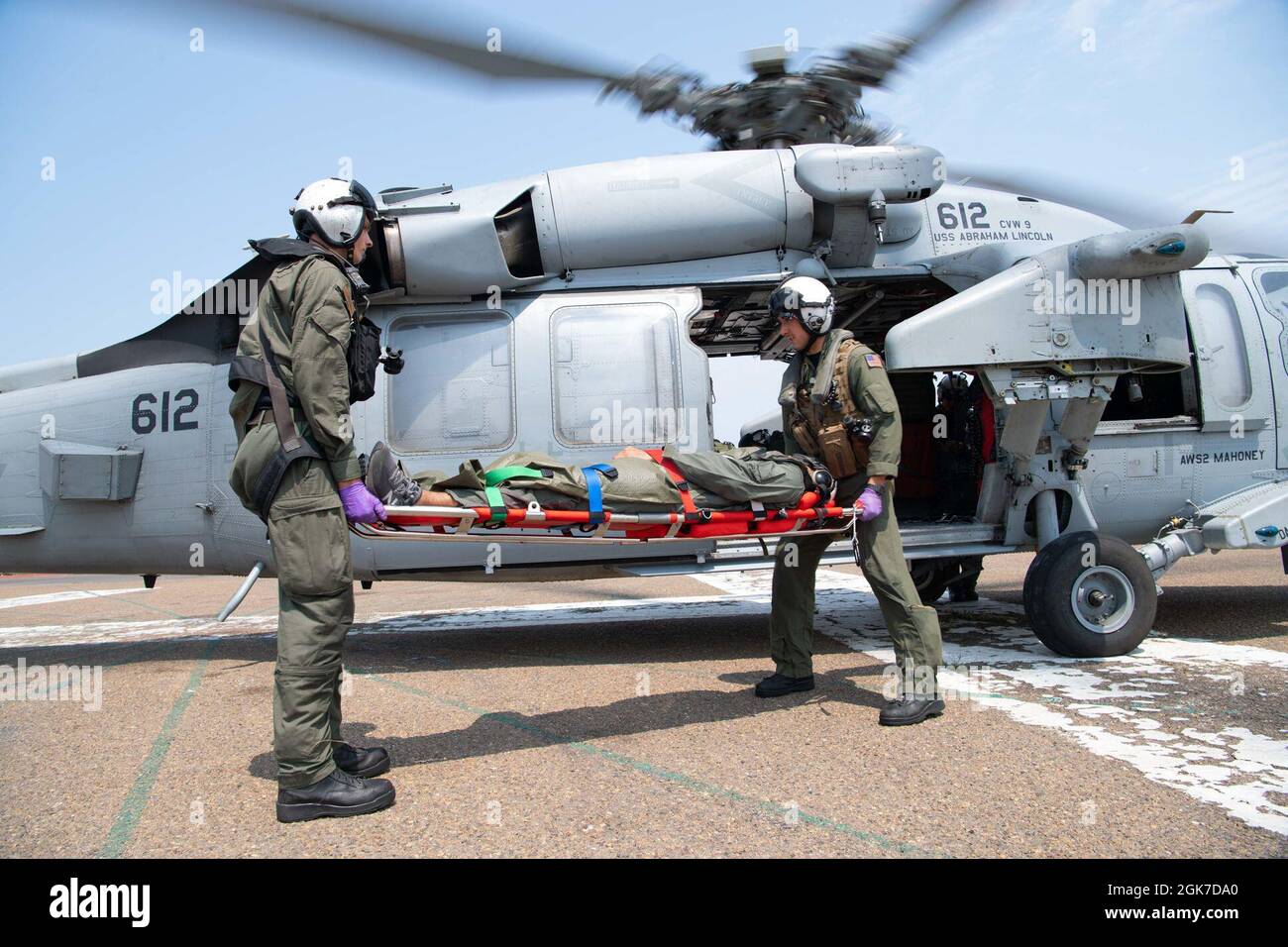 210824-N-EV253-1374 SAN DIEGO (AGOSTO 24, 2021) Naval Aircrewman (elicottero) di seconda classe Michael Rodgers, a sinistra, da McDonough, Georgia, e assegnato ai "Chargers" di Helicopter Sea Combat Squadron (HSC) 14, E Naval Aircrewman (Helicopter) 2a classe Joseph Furze, anche assegnato a HSC-14 e da Jersey Shore, New Jersey, pratica di trasportare i pazienti su un MH-60 Knighthawk elicottero durante una ricerca e salvataggio via terra (SAR) simulazione e valutazione 24 agosto 2021. Durante la valutazione, HSC-14 è stato valutato dal “Merlins” di Helicopter Sea Combat Squadron (HSC) 3 Capo della Marina op Foto Stock