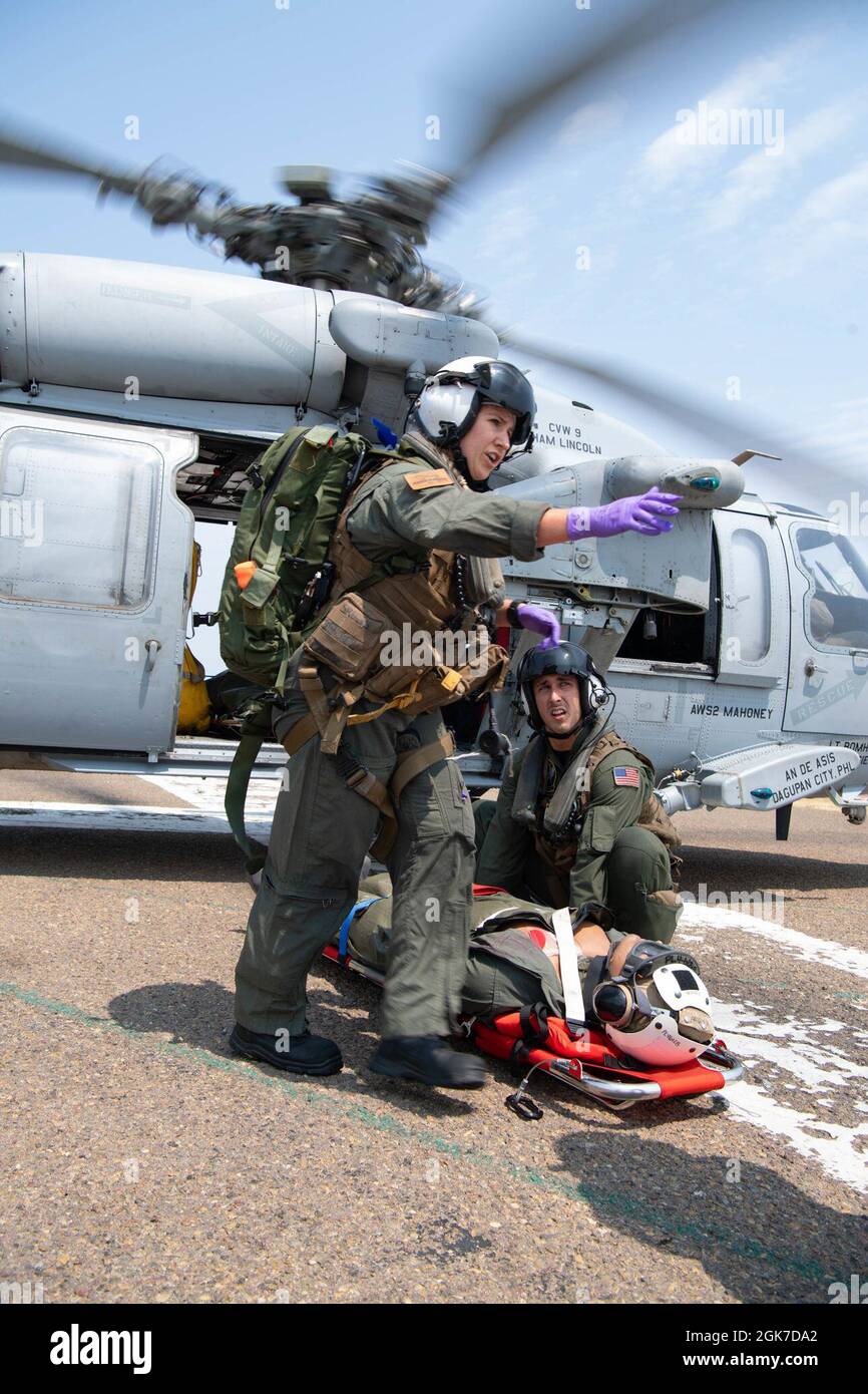 210824-N-EV253-1355 SAN DIEGO (AGOSTO 24, 2021) Hospital Corpsman 2a classe Jessica Woods, a sinistra, da Phoenix, Arizona e assegnato ai "Chargers" di Helicopter Sea Combat Squadron (HSC) 14, E Naval Aircrewman (Helicopter) 2a classe Joseph Furze, anche assegnato a HSC-14 e da Jersey Shore, New Jersey, pratica di trasportare i pazienti su un MH-60 Knighthawk elicottero durante una ricerca e salvataggio via terra (SAR) simulazione e valutazione 24 agosto 2021. Durante la simulazione, HSC-14 è stato valutato dal “Merlins” di Helicopter Sea Combat Squadron (HSC) 3 Capo della modalità SAR delle operazioni Navali Foto Stock