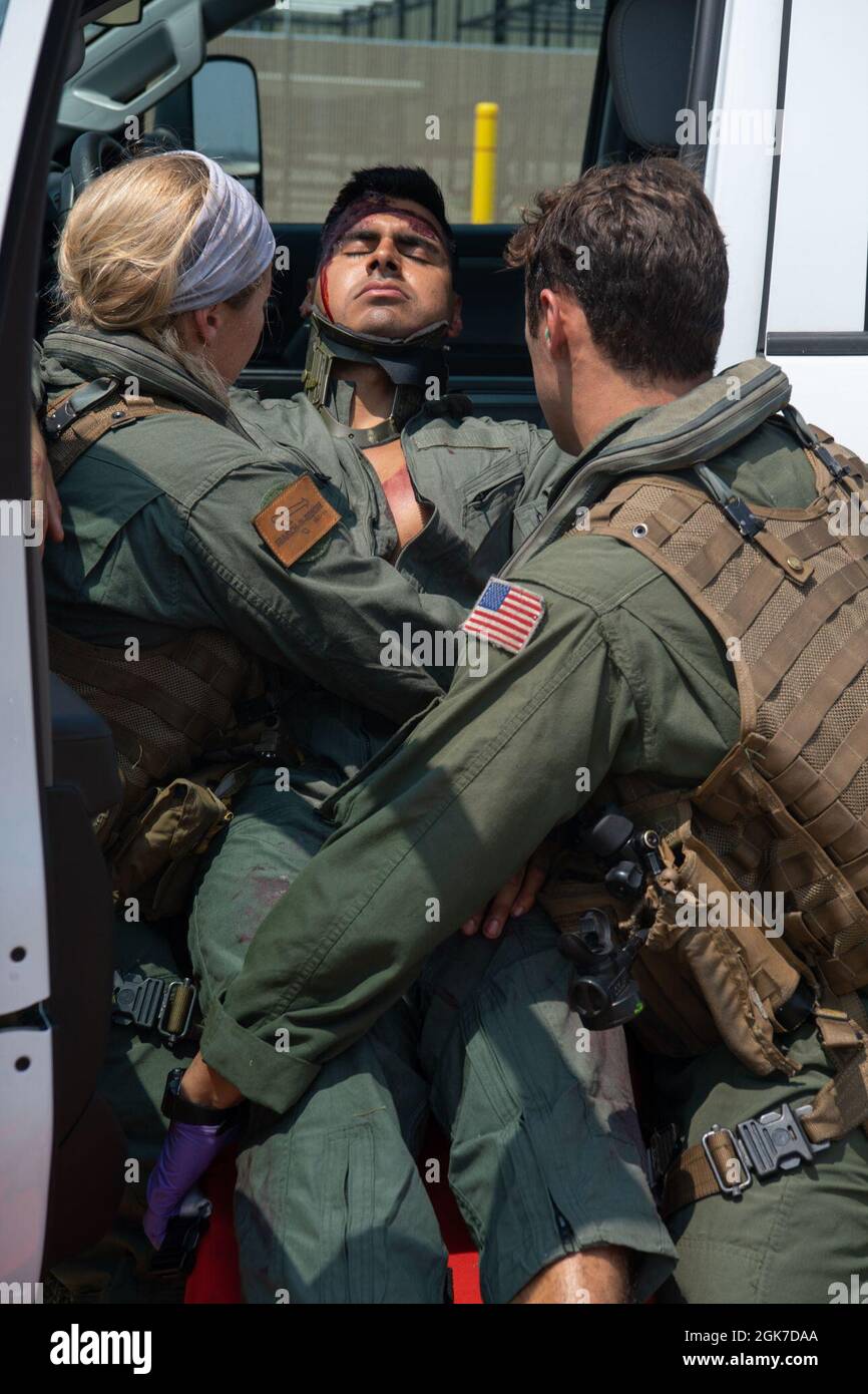 210824-N-EV253-1142 SAN DIEGO (AGOSTO 24, 2021) Ospedale Corpsman 2a Classe Jessica Woods, a sinistra, da Phoenix, Arizona e Naval Aircrewman (elicottero) Classe Joseph Furze, a destra, da Jersey Shore, New Jersey, spostare una vittima simulata di incidente auto durante una valutazione di ricerca e salvataggio terrestre (SAR) 24 agosto 2021. I marinai, assegnati ai “Chargers” del Sea Combat Squadron (HSC) 14, sono stati valutati da “Merlins” del Sea Combat Squadron (HSC) 3 Capo del Naval Operations SAR Model Manager (SARMM) SAR Evaluation Team, responsabile del Comandante, Naval Air Forces Pacific. Come Foto Stock