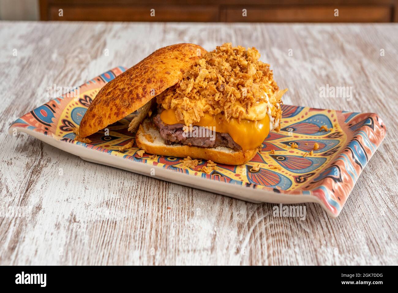 Hamburger di manzo con pane quadrato, formaggio cheddar fuso, salsa di senape e brooklyn con cipolla croccante Foto Stock