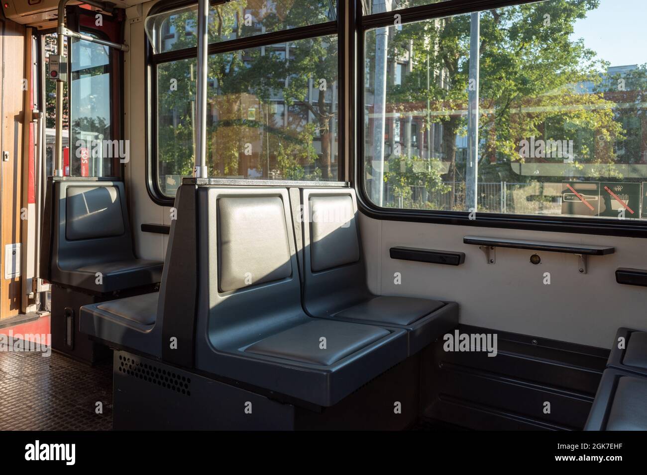 Vista anteriore all'interno di treni passeggeri vuoti o tram ferroviario leggero del sistema ferroviario tedesco a Düsseldorf, Germania. Foto Stock