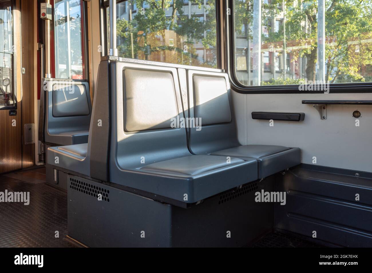 Vista anteriore all'interno di treni passeggeri vuoti o tram ferroviario leggero del sistema ferroviario tedesco a Düsseldorf, Germania. Foto Stock
