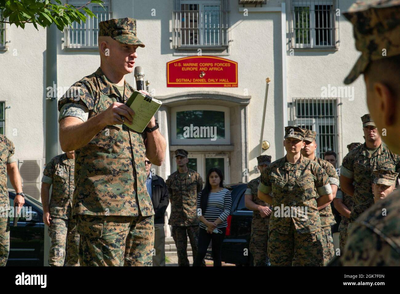 U.S. Marine Corps Sgt. Troy E. Black, 19° Sergente maggiore del corpo Marino, parla con i Marines e i marinai delle forze del corpo Marino degli Stati Uniti Europa e Africa al Garrison dell'Esercito degli Stati Uniti Panzer Kaserne a Boeblingen, Germania, 25 agosto 2021. Ai partecipanti è stata data l'opportunità di porre domande e di sollevare punti di discussione con il Gen. Berger e Sgt. Maja Nero durante la loro visita. Foto Stock