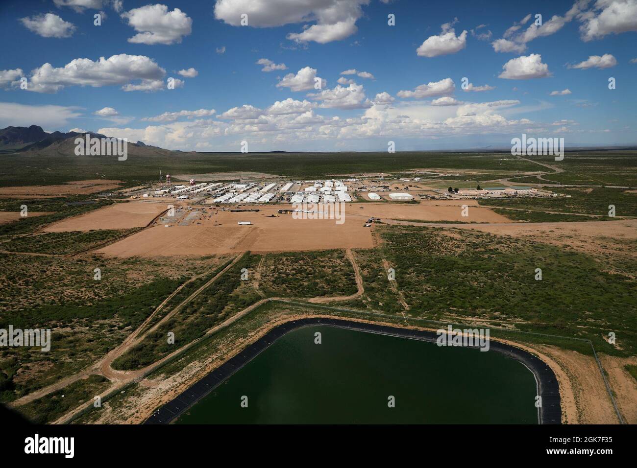 Foto aerea del Dona Ana Training Complex a nord di ft. Bliss, Texas, 25 agosto 2021. Questo complesso viene utilizzato dalla Task Force Bliss come sito per ospitare temporaneamente gli afghani vulnerabili. Il Dipartimento della Difesa, attraverso il comando del Nord degli Stati Uniti, e in supporto del Dipartimento di Stato e del Dipartimento di sicurezza interna, sta fornendo trasporto, alloggio temporaneo, screening medico, e supporto generale per fino a 50,000 sfollati afghani in strutture adeguate, in strutture permanenti o temporanee, il più rapidamente possibile. Questa iniziativa fornisce un sostegno essenziale agli afghani vulnerabili a secu Foto Stock
