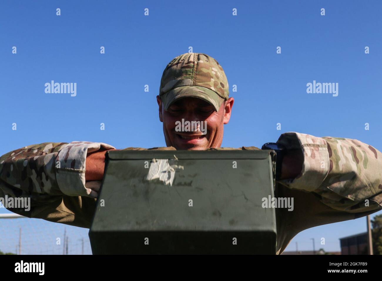 Tecnologia. SGT. Dominick Pondant, 7° sergente di volo delle forze di sicurezza Squadron, solleva un contenitore di munizioni durante una sessione di addestramento del Global Strike Challenge alla base dell'aeronautica di Dyess, Texas, 25 agosto 2021. Gli obiettivi della sfida sono di mettere in mostra il bombardiere più importante del mondo e la forza ICBM, promuovere esprit de Corps attraverso una competizione rigorosa e un lavoro di squadra, riconoscere il personale e le squadre dell'AFGSC in sospeso e migliorare le capacità di combattimento attraverso la competizione e il crosstalk della comunità. Foto Stock