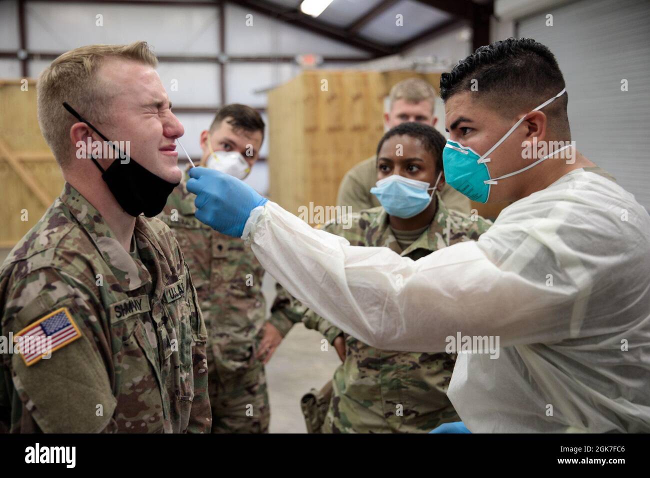 Esercito CPL. Jonathan Leon Camacho, uno specialista pratico di infermieristica con Dwight D. Eisenhower Army Medical Center a Fort Gordon, prova un soldato dalla 447a compagnia militare di polizia per il virus COVID, 25 agosto 2021 al centro di addestramento congiunto di Camp Shelby, Miss. Test è stato fatto per garantire la salute e la disponibilità per la prossima missione del soldato e limitare la diffusione del virus. Foto Stock