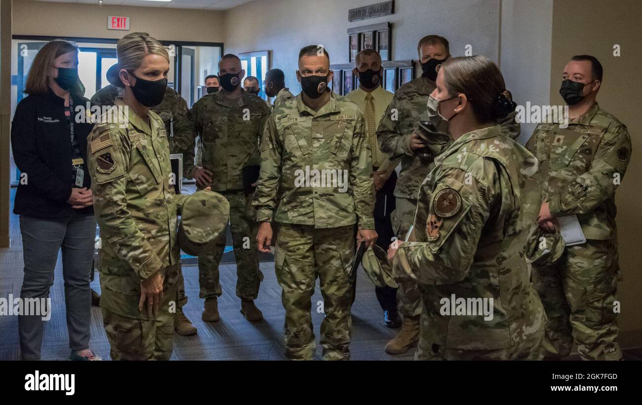 Il maggiore Gen. Michele C. Edmondson, a sinistra, secondo comandante dell'aeronautica, parla con il maggiore Robyn Szasz, capo della formazione per i corsi dell'ufficiale di logistica dell'aeronautica militare della scuola, durante una visita alla base dell'aeronautica di Sheppard, Texas, 25 agosto 2021. Oltre a tutti gli ufficiali delle munizioni dell'Aeronautica militare, AFLOS allena anche tutti gli ufficiali della logistica e della manutenzione degli aeromobili dell'Aeronautica militare. Foto Stock