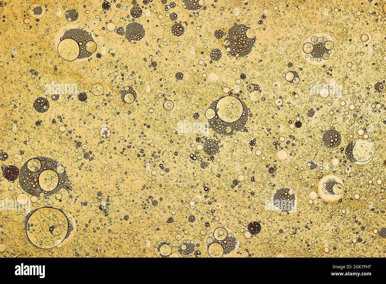 sfondo astratto di bolle gialle generate in acqua e olio Foto Stock