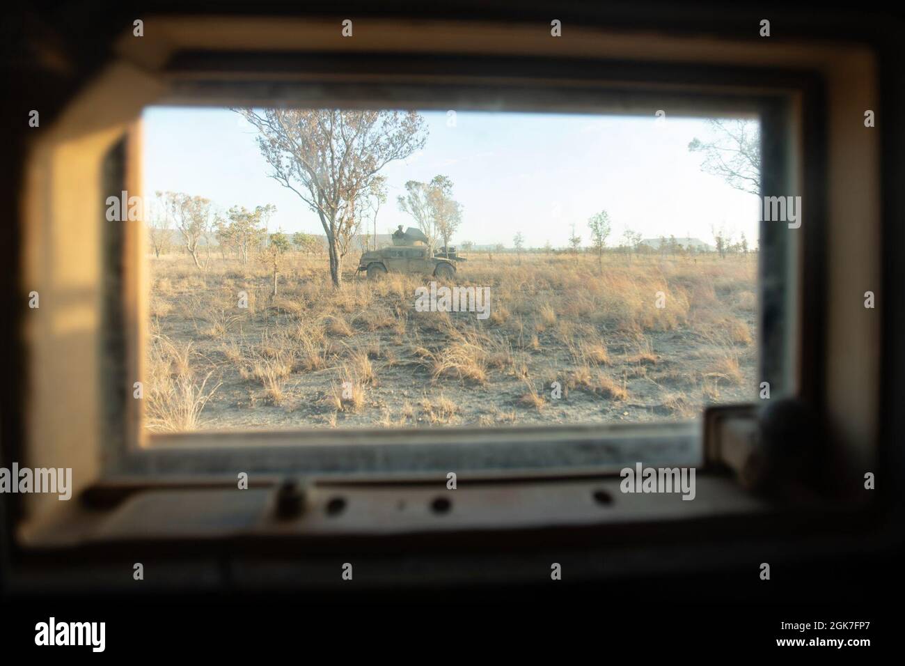 I Marines degli Stati Uniti con il plotone rosso combinato della squadra anti-armor con la forza rotazionale Marina – Darwin, arrestano i loro Humvees in linea con l'altro durante l'esercitazione Koolendong, campo di addestramento Bradshaw Area, NT, Australia, 25 agosto 2021. Il platoon rosso CAAT posiziona i loro Humvees per legare attraverso un campo durante una fase di prova dell'esercitazione. Exercise Koolendong convalida la MRF-D e la capacità della forza di difesa australiana di condurre operazioni di comando e controllo rapido, dimostrando l’impegno comune di essere pronti a rispondere a una crisi o a un’emergenza nella regione Indo-Pacific. Foto Stock