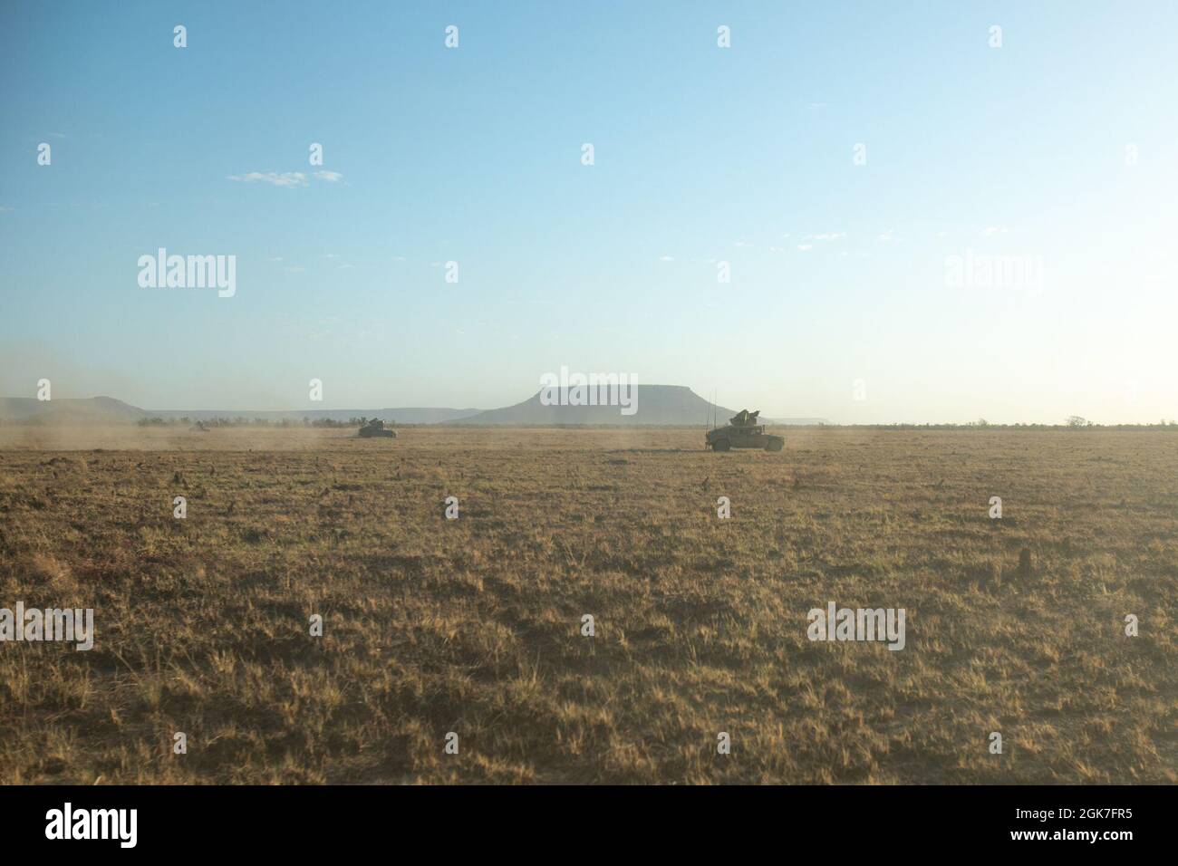 Marines degli Stati Uniti con il plotone rosso combinato della squadra anti-armor con la forza rotazionale marina - Darwin, legato attraverso un campo in Humvees durante l'esercitazione Koolendong, campo di addestramento di Bradshaw, NT, Australia, 25 agosto 2021. Il plotone rosso CAAT praticava il bounding in Humvees durante una fase di prova dell'esercizio. Exercise Koolendong convalida la MRF-D e la capacità della forza di difesa australiana di condurre operazioni di comando e controllo rapido, dimostrando l’impegno comune di essere pronti a rispondere a una crisi o a un’emergenza nella regione Indo-Pacific. Foto Stock