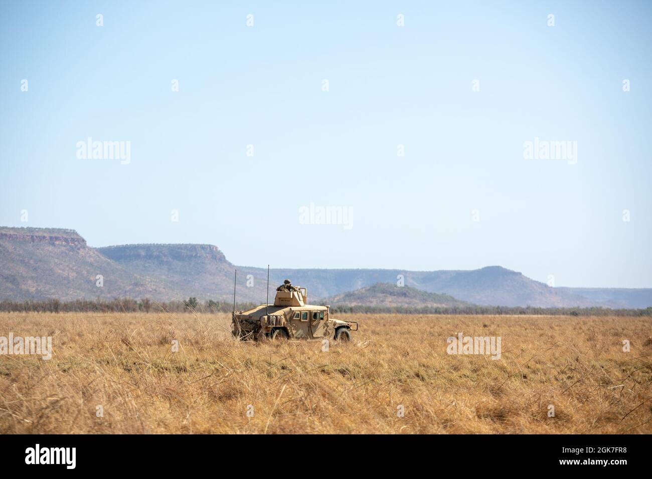 Marines degli Stati Uniti con il plotone rosso combinato della squadra anti-armor con la forza rotazionale marina - Darwin, guida un Humvee attraverso un campo durante l'esercitazione Koolendong, campo di addestramento di Bradshaw, NT, Australia, 24 agosto 2021. La missione del plotone rosso CAAT durante le prove consisteva nel fornire sostegno al fuoco in collaborazione con il 1° Reggimento Armored. Exercise Koolendong convalida la MRF-D e la capacità della forza di difesa australiana di condurre operazioni di comando e controllo rapido, dimostrando l’impegno comune di essere pronti a rispondere a una crisi o a un’emergenza nella regione Indo-Pacific. Foto Stock