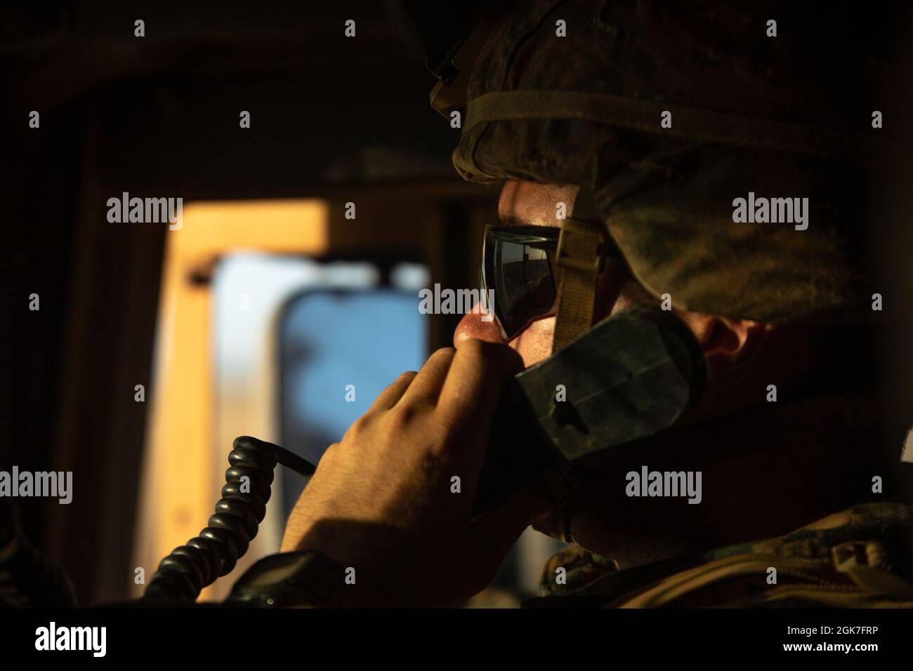US Marine Corps Lance CPL. Liam Hamer, un pistolero missilistico anti-serbatoio con un plotone rosso di squadra anti-armatura, forza rotazionale marina – Darwin, effettua un controllo radio durante l'esercizio Koolendong, Bradshaw Field Training Area, NT, Australia, 25 agosto 2021. Il plotone rosso CAAT praticava il bounding in Humvees durante una fase di prova dell'esercizio. Exercise Koolendong convalida la MRF-D e la capacità della forza di difesa australiana di condurre operazioni di comando e controllo rapido, dimostrando l’impegno comune di essere pronti a rispondere a una crisi o a un’emergenza nella regione Indo-Pacific. Foto Stock