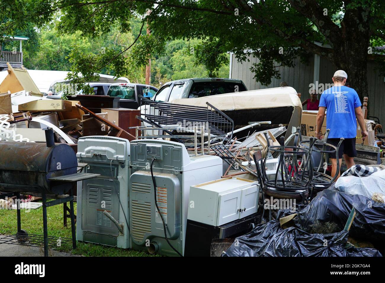 Waverly, TN (agosto 25) - detriti provenienti dalle recenti inondazioni a Waverly, Tennessee. Robert Kaufmann/FEMA Foto Stock