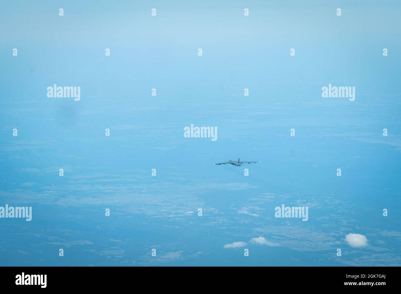 Uno stratofortress B-52H parte dalla base dell'aeronautica militare di Barksdale, Louisiana, 25 agosto 2021 lungo il tragitto per una serie di bombe durante un esercizio di preparazione. Gli equipaggi dei bombardatori hanno il compito di far cadere bombe convenzionali su obiettivi diversi senza assistenza GPS. Foto Stock