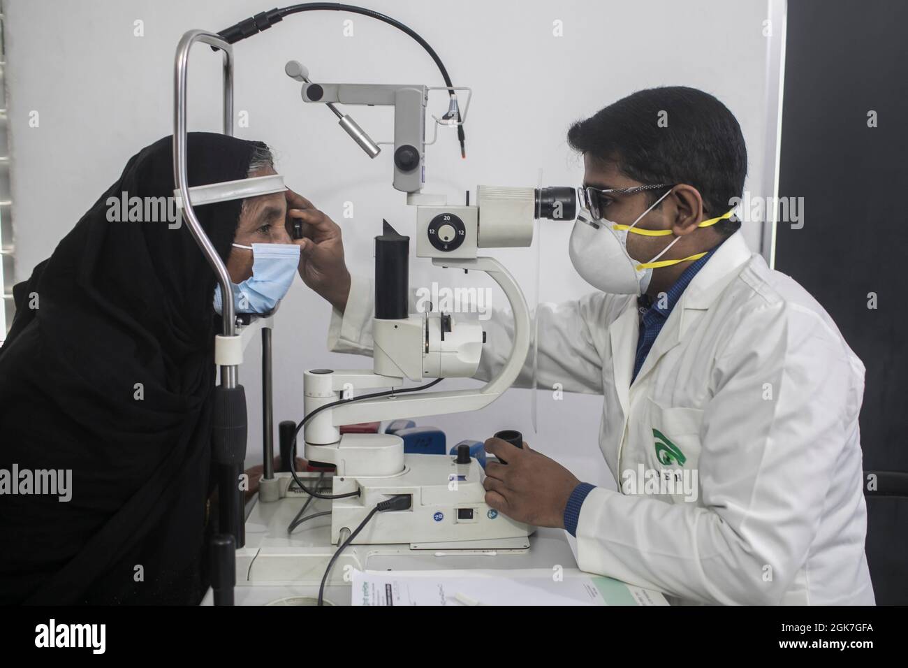 Dhaka, Bangladesh. 13 settembre 2021. Dr.Abdur Rahman Mohammad Alam esamina gli occhi di un paziente con una lampada a fessura durante il Free Medical Eye Camp presso il Bangladesh Eye Trust Hospital. Credit: SOPA Images Limited/Alamy Live News Foto Stock