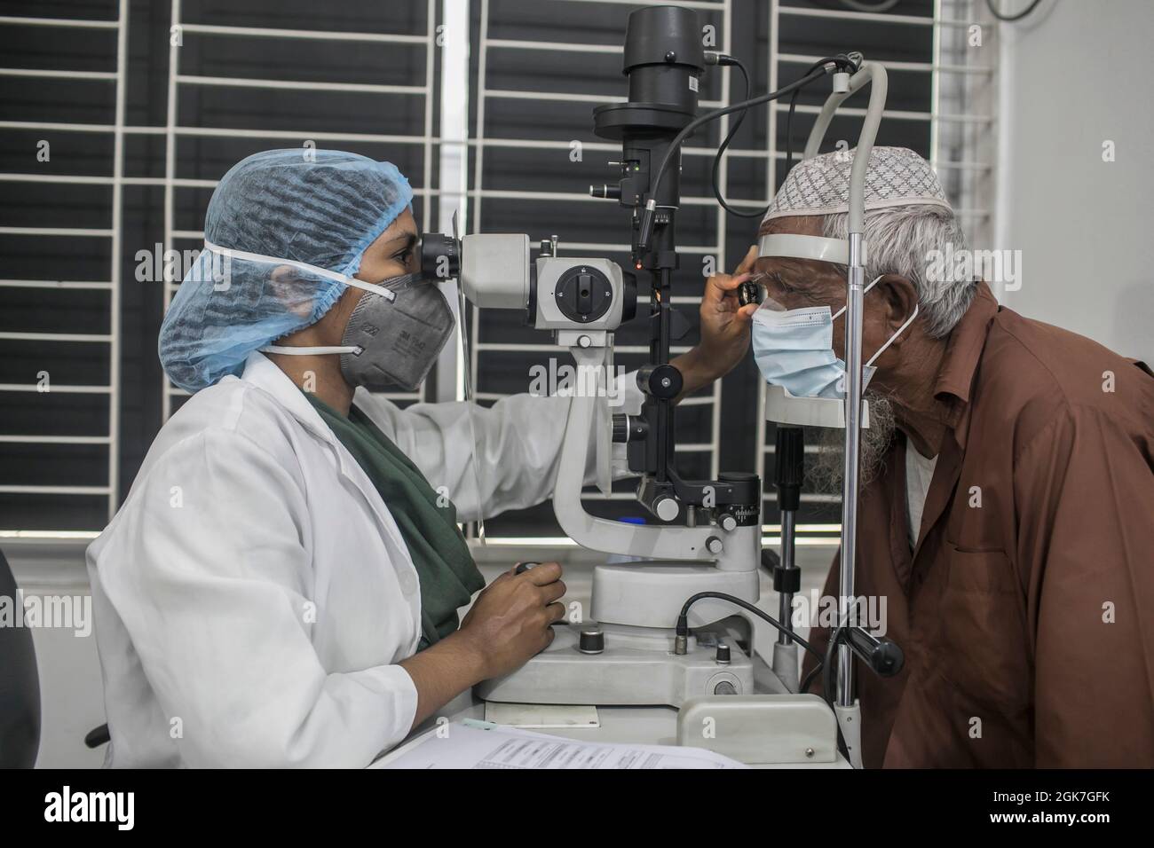 Dhaka, Bangladesh. 13 settembre 2021. Dr.Rokhsanda Rehnuma esamina gli occhi di un paziente con una lampada a fessura durante il campo di occhio medico libero al Bangladesh Eye Trust Hospital. Credit: SOPA Images Limited/Alamy Live News Foto Stock