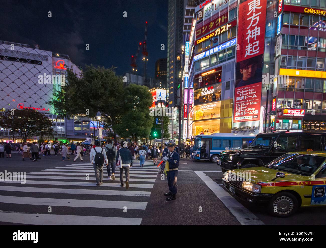 Minicab giapponese all'incrocio zebra a Shibuya, Tokyo, Giappone Ottobre Foto Stock