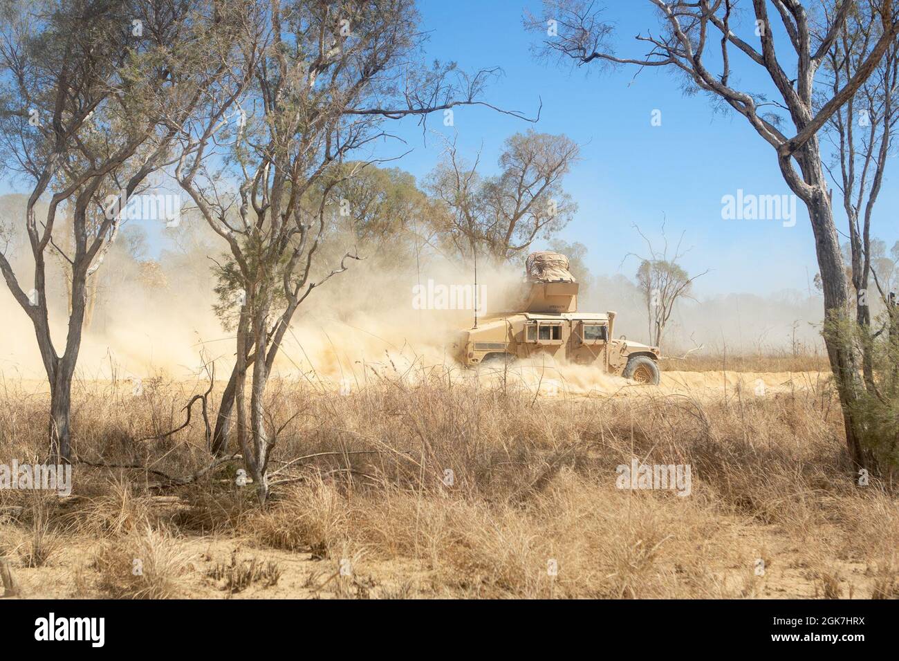 I Marines degli Stati Uniti con il plotone rosso della squadra dell'anti-armatura con la forza rotazionale marina - Darwin, conducono un movimento ad un nascondiglio durante l'esercitazione Koolendong, campo di addestramento di Bradshaw, NT, Australia, 26 agosto 2021. La missione del plotone rosso CAAT durante le prove consisteva nel fornire sostegno al fuoco in collaborazione con il 1° Reggimento Armored. Exercise Koolendong convalida la MRF-D e la capacità della forza di difesa australiana di condurre operazioni di comando e controllo rapido, dimostrando l’impegno comune di essere pronti a rispondere a una crisi o a un’emergenza nella regione Indo-Pacific. Foto Stock
