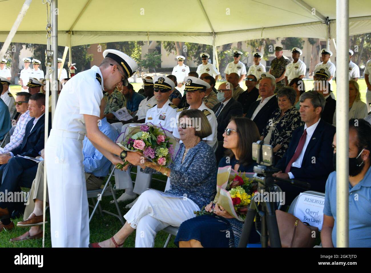 210826-N-AS200-7626 - VENTURA COUNTY, California (NNS) – Center for Seabees and Facilities Engineering (CSFE) e Naval Civil Engineer Corps Officers School (CECOS) hanno condotto una cerimonia di cambio comando a bordo della base navale Ventura County (NBVC), Port Hueneme, dove il Capitano Peter J. Maculan ha sollevato il Capitano Christopher M. Kurgan come comandante, 26 agosto 2021. CSFE forma i professionisti della costruzione e dell'ingegneria delle strutture della Marina degli Stati Uniti fornendo loro le competenze e le conoscenze essenziali per supportare la crescita e la preparazione della carriera. NBVC è una struttura di missione multi-dominante che opera la del mondo Foto Stock