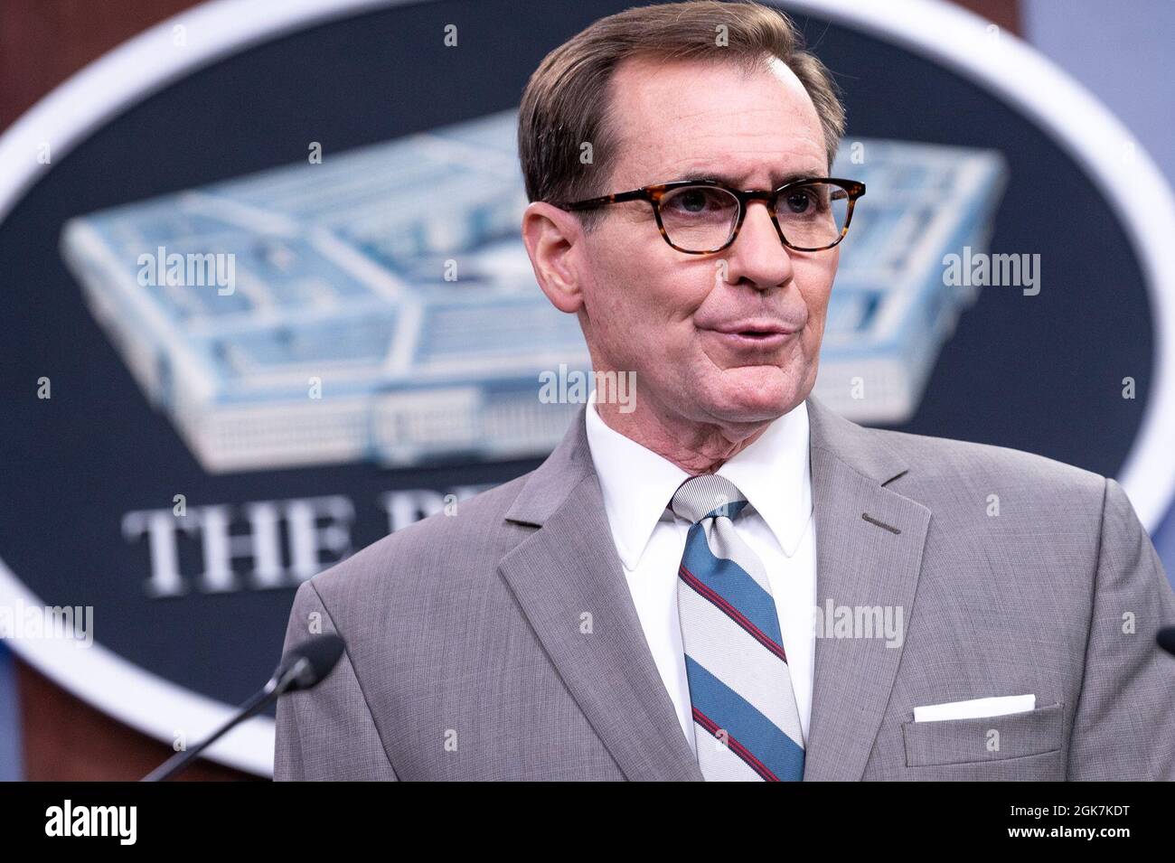 VanHerck, comandante, comando del Nord degli Stati Uniti e comando della Difesa Aerospaziale del Nord America (partecipazione virtuale), riprescono i media nella Briefing Room del Pentagono, Washington, D.C., 27 agosto 2021. Foto Stock