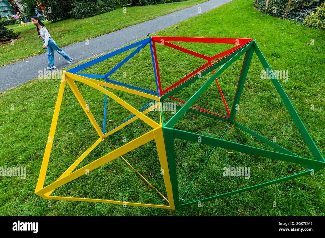 Londra, Regno Unito. 13 settembre 2021. Rasheed Araeen, Lovers in the Regents Park, 2021 - preparazione finale per Frieze Sculpture, una delle più grandi mostre all'aperto di Londra, tra cui lavori di artisti internazionali nel Regent's Park dal 14 settembre. Credit: Guy Bell/Alamy Live News Foto Stock