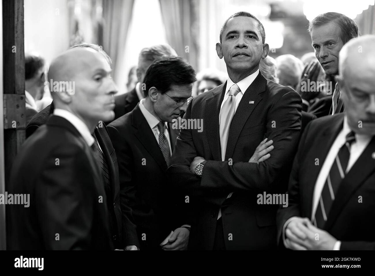 Il Presidente Barack Obama attende con i Sergenti alle armi e i membri del Congresso prima di entrare nella Camera di Camera per consegnare lo Stato dell'Unione al Campidoglio degli Stati Uniti a Washington, D.C., 28 gennaio 2014 in piedi con il Presidente sono, da sinistra, Paul Irving, sergente della Camera alle armi; Capo della maggioranza della casa Eric Cantor, R-Va.; Sen. John Thune, R-S.D.; e Terrance Gainer, Senato sergente ad armi. (Foto ufficiale della Casa Bianca di Pete Souza) questa fotografia ufficiale della Casa Bianca è resa disponibile solo per la pubblicazione da parte delle organizzazioni di notizie e/o per uso personale stampa dal soggetto(i) o Foto Stock