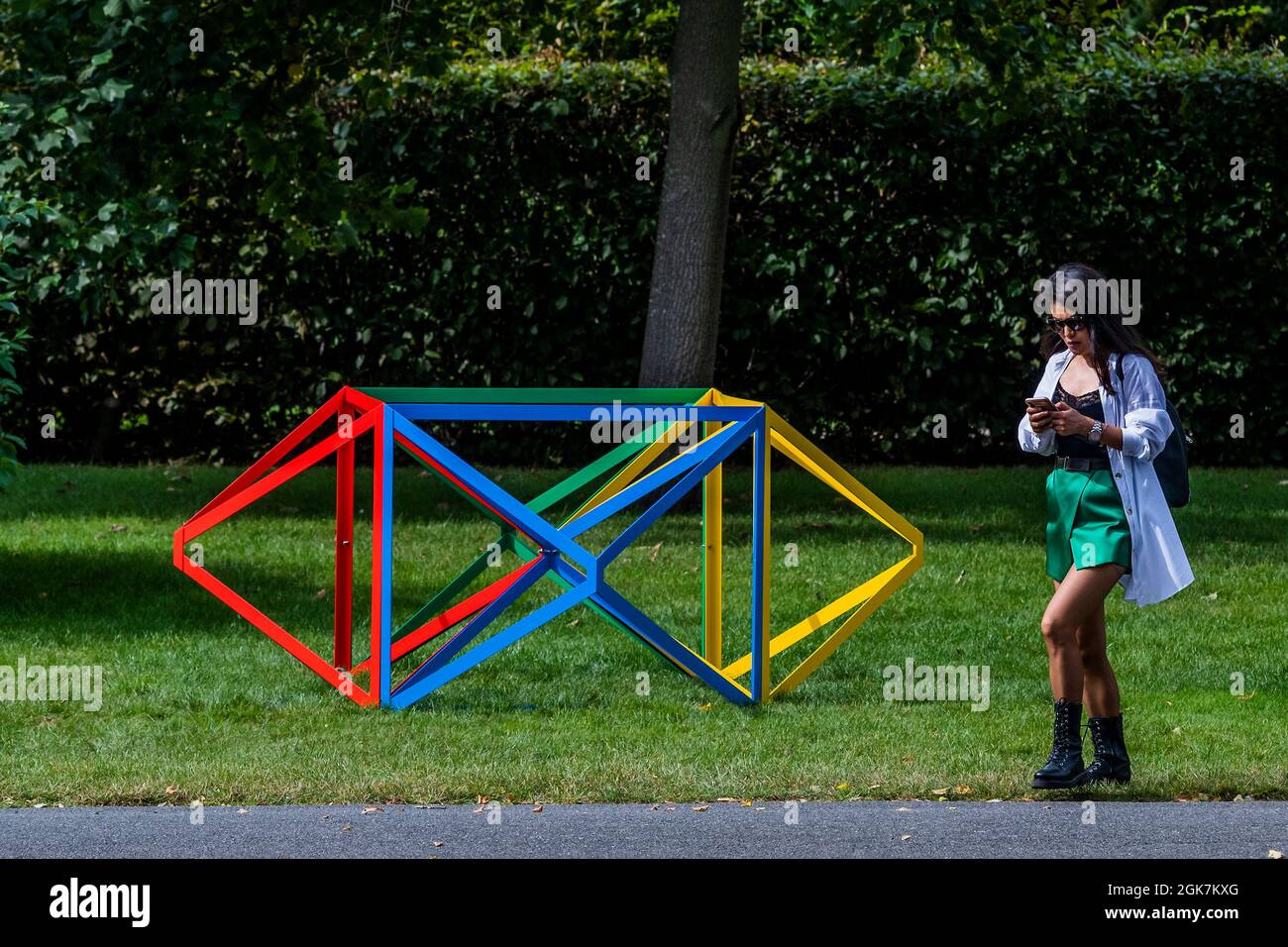 Londra, Regno Unito. 13 settembre 2021. Rasheed Araeen, Lovers in the Regents Park, 2021 - preparazione finale per Frieze Sculpture, una delle più grandi mostre all'aperto di Londra, tra cui lavori di artisti internazionali nel Regent's Park dal 14 settembre. Credit: Guy Bell/Alamy Live News Foto Stock