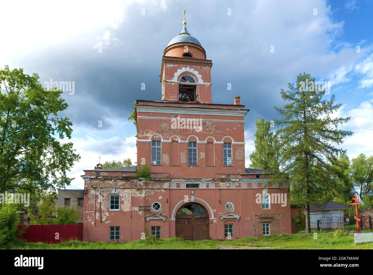 La vecchia chiesa gateway dei grandi martiri Caterina e Augusta si chiudono in un nuvoloso giorno di agosto. Monastero di Tikhvin Vvedensky. Regione di Leningrad Foto Stock
