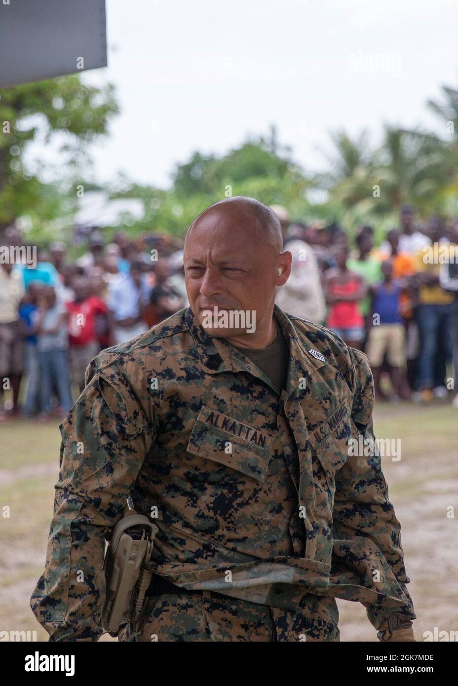 U.S. Marine Corps Master Sgt. Jamil Alkattan consegna casi di cibo da un MV-22B Osprey a sostegno della Joint Task Force-Haiti per una missione di assistenza umanitaria e soccorso in caso di calamità nei pressi di Port-au-Prince, Haiti, 27 agosto 2021. Foto Stock