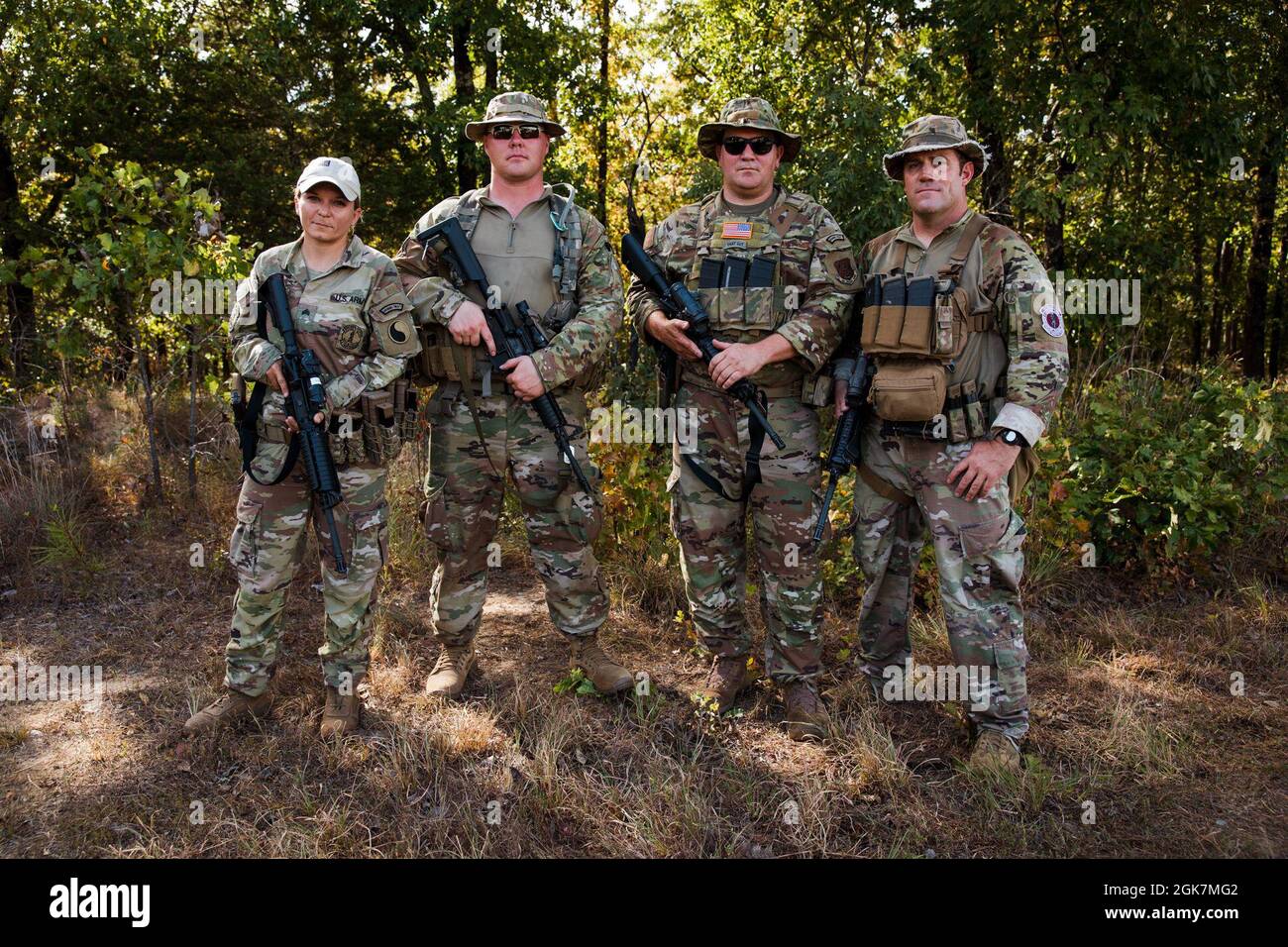 I membri del ‘All Guard - Team Charlie’ posano per una foto al cinquantesimo Winston P. Wilson & 30esimo Armed Forces Skill at Arms Meeting, tenutosi presso il National Guard Markskmanship Training Center del Robinson manovrare Training Center, North Little Rock, Arkansas. L'obiettivo del team All Guard è quello di sviluppare un gruppo di soldati e Airmen per competere con vari fucili di servizio e pistole ai massimi livelli. All Guard - membri del team Charlie: U.S. Army Master Sgt. Jacob Gregson, Utah National Guard; U.S. Air Force Tech. SGT. Scotty Daniel, Arkansas National Guard; U.S. Air Fore staff Sgt. Gavin Rook, Foto Stock