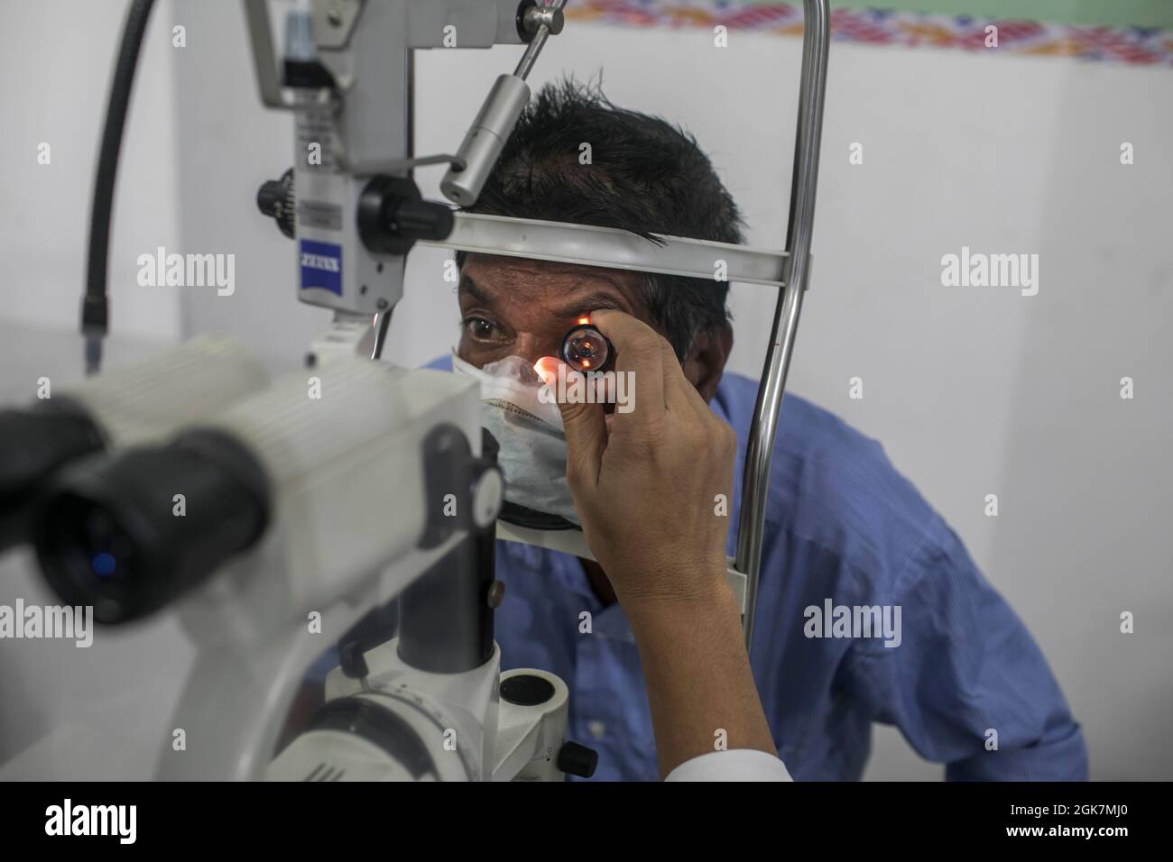 Dhaka, Bangladesh. 13 settembre 2021. Un oftalmologo esamina gli occhi di un paziente con una lampada a fessura durante il campo visivo medico libero al Bangladesh Eye Trust Hospital. (Foto di Sazzad Hossain/SOPA Images/Sipa USA) Credit: Sipa USA/Alamy Live News Foto Stock