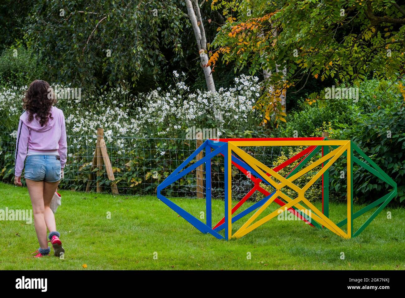 Londra, Regno Unito. 13 settembre 2021. Rasheed Araeen, Lovers in the Regents Park, 2021 - preparazione finale per Frieze Sculpture, una delle più grandi mostre all'aperto di Londra, tra cui lavori di artisti internazionali nel Regent's Park dal 14 settembre. Credit: Guy Bell/Alamy Live News Foto Stock