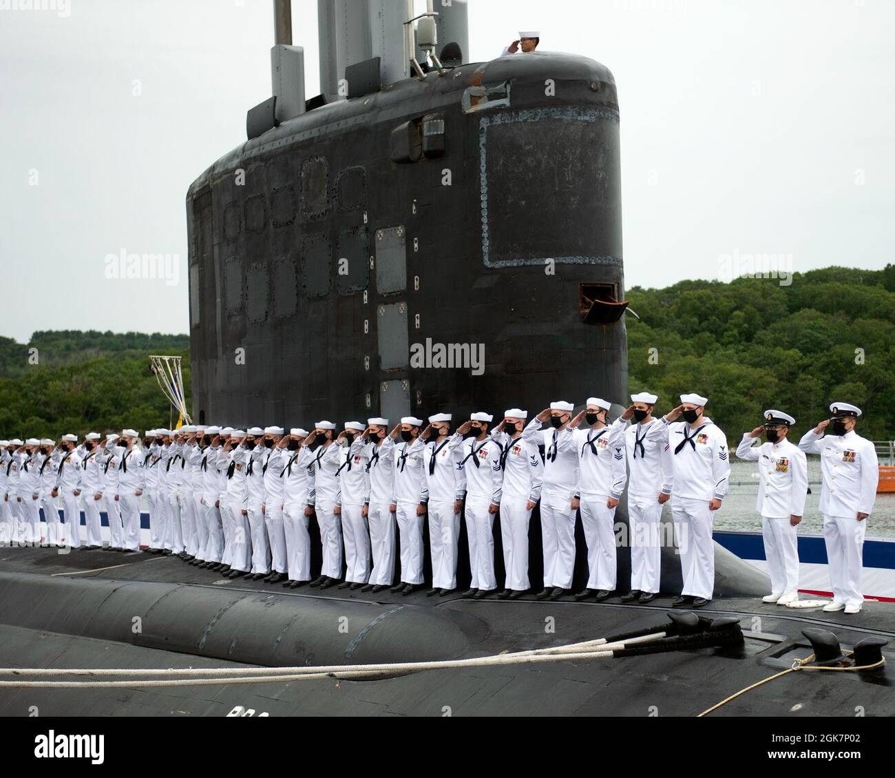 210828-N-ZZ999-135 GROTON, Conn. (28 agosto 2021) – l'equipaggio della USS Vermont (SSN 792) guida le rotaie durante una commemorazione commissionata a bordo della base sottomarina Navale New London a Groton, Conn., 28 agosto. Il Vermont e l'equipaggio operano sotto il Submarine Squadron (SUBRON) FOUR, la cui missione principale è quella di fornire sottomarini ad attacco rapido che siano pronti, disposti e in grado di affrontare le sfide uniche di combattimento sottomarino e operazioni dispiegate in ambienti imperdonabili in tutto il mondo. Foto Stock