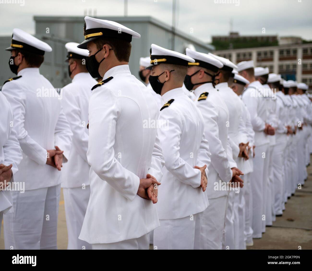 210828-N-ZZ999-082 GROTON, Conn. (28 agosto 2021) – l'equipaggio della USS Vermont (SSN 792) è al centro di una commemorazione commissionata a bordo della base sottomarina Navale New London a Groton, Conn., 28 agosto. Il Vermont e l'equipaggio operano sotto il Submarine Squadron (SUBRON) FOUR, la cui missione principale è quella di fornire sottomarini ad attacco rapido che siano pronti, disposti e in grado di affrontare le sfide uniche di combattimento sottomarino e operazioni dispiegate in ambienti imperdonabili in tutto il mondo. Foto Stock