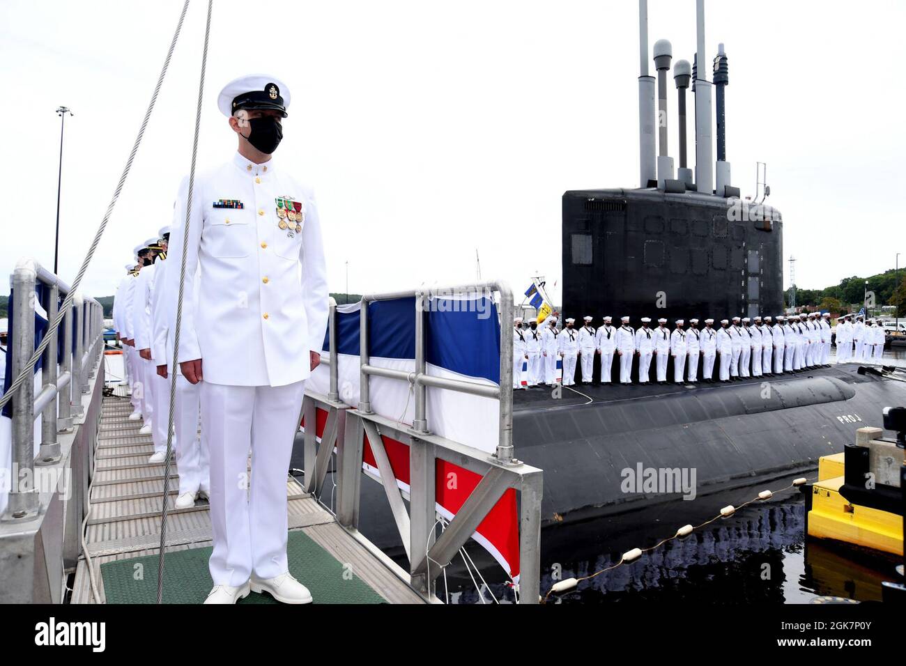 210828-N-GR655-276 GROTON, Conn. (28 agosto 2021) – l'equipaggio della USS Vermont (SSN 792) guida le rotaie durante una commemorazione della USS Vermont (SSN 792) a bordo della base sottomarina Navale New London a Groton, Conn., 28 agosto. Il Vermont e l'equipaggio operano sotto il Submarine Squadron (SUBRON) FOUR, la cui missione principale è quella di fornire sottomarini ad attacco rapido che siano pronti, disposti e in grado di affrontare le sfide uniche di combattimento sottomarino e operazioni dispiegate in ambienti imperdonabili in tutto il mondo. Foto Stock