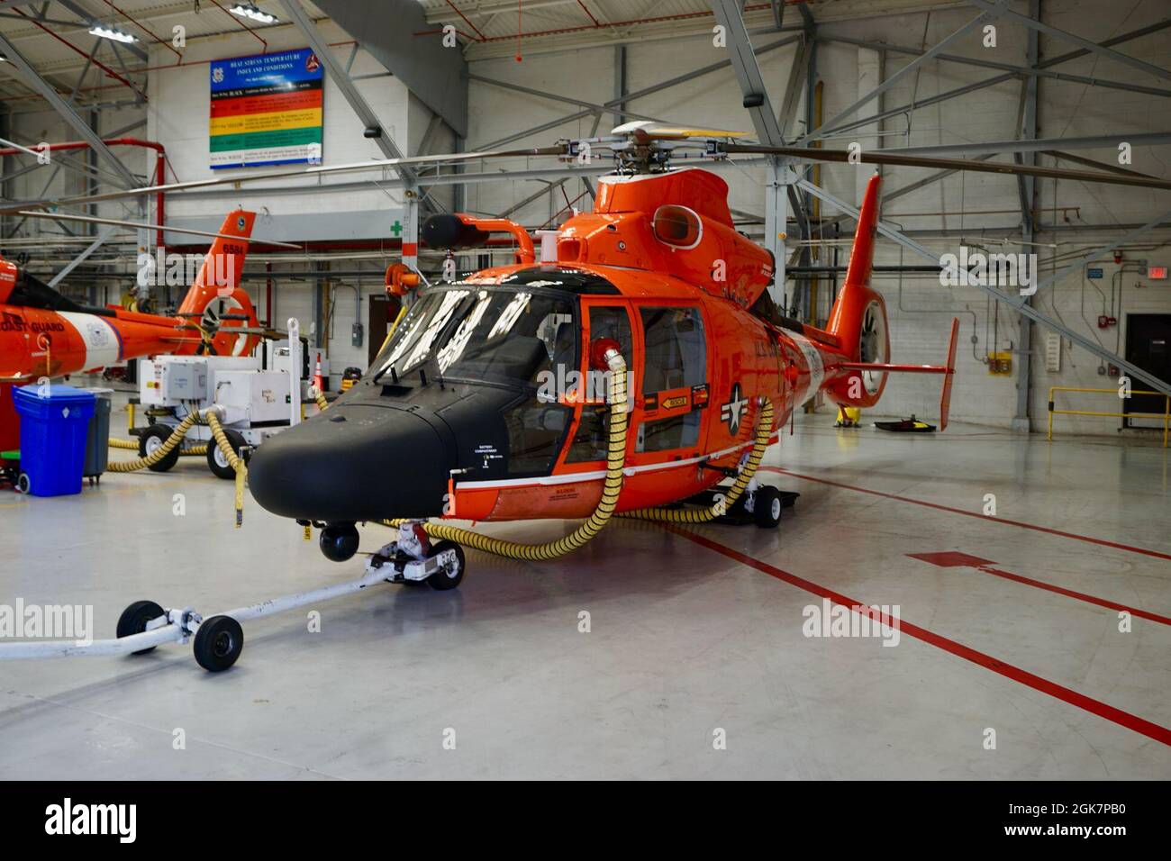 Un elicottero MH-65 Dolphin è appeso al centro di addestramento di Aviazione Mobile il 28 agosto 2021, davanti all'uragano Ida. È vitale proteggere gli equipaggi e le risorse dal più difettoso della tempesta in modo da possono aumentare dopo per aiutare le comunità locali. L'elicottero è uno dei più di una dozzina di aerei pre-organizzato in Mobile. Foto Stock