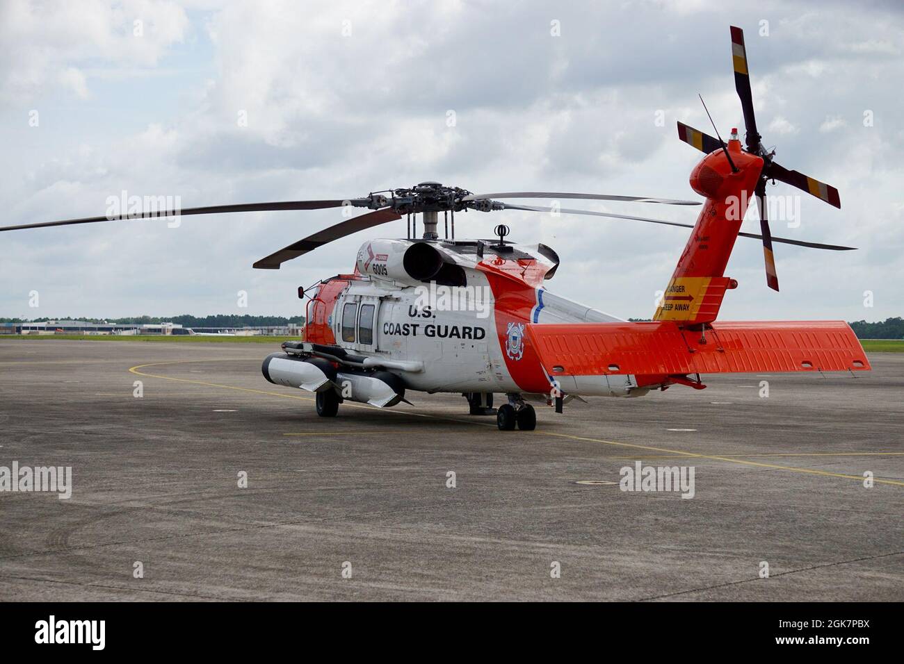 Un elicottero MH-60 Jayhawk si trova presso il centro di addestramento per l'aviazione Mobile il 28 agosto 2021, davanti all'uragano Ida. È fondamentale proteggere gli equipaggi e le risorse dal peggio della tempesta in modo che possano aumentare dopo per aiutare le comunità locali. L'elicottero è uno dei più di una dozzina di aerei pre-organizzato in Mobile. Foto Stock