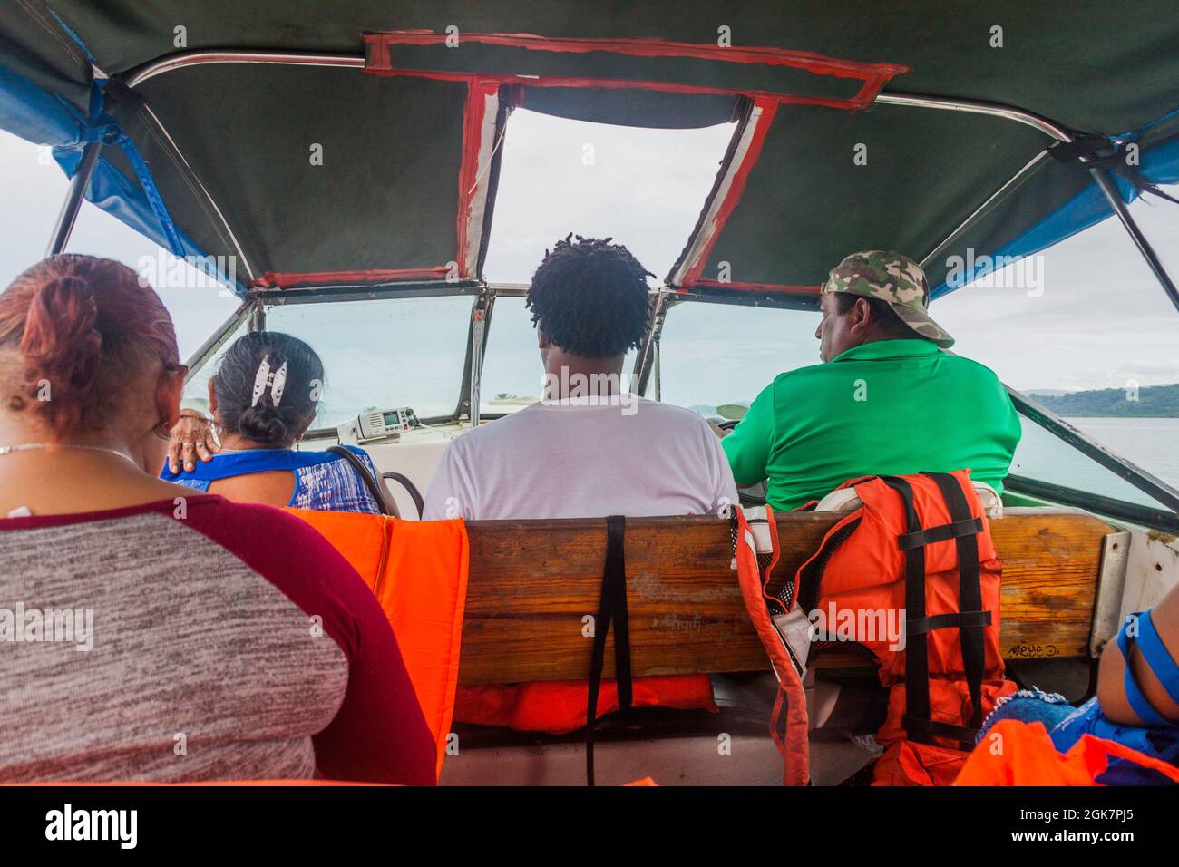 ALMIRANTE, PANAMA - 19 MAGGIO 2016: Persone in traghetto che viaggiano dal villaggio di Almirante sulla terraferma alla città di Bocas del Toro sull'isola di Colon. Foto Stock